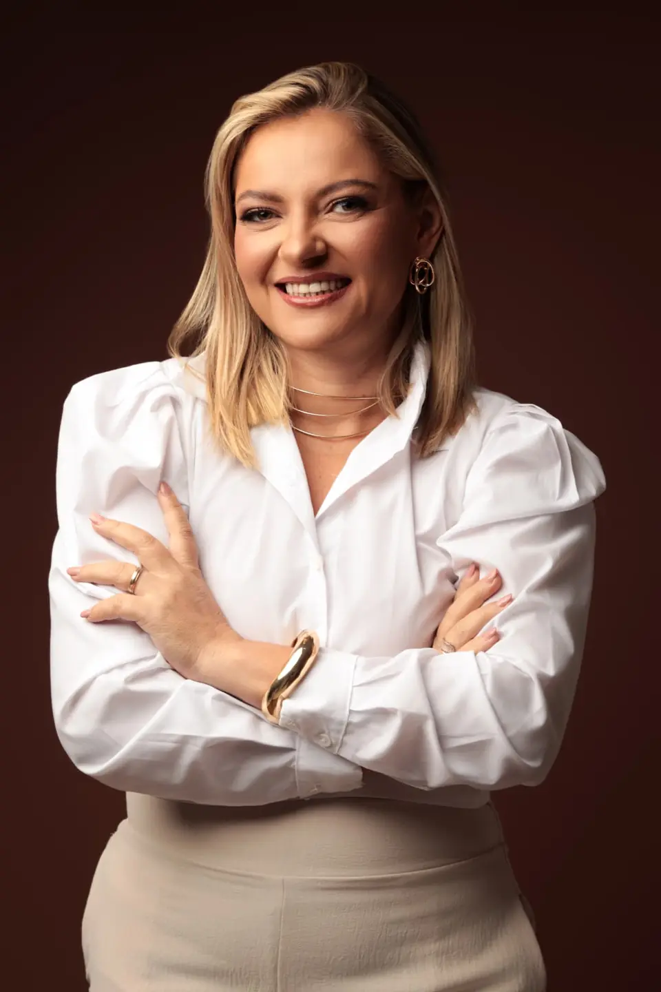 Dra. Núbia Kênia Carneiro Silva, médica em Palmas — TO, sorrindo em retrato profissional